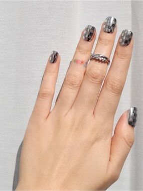 NIB Nail Reformation Check Mate Silver Metallic Short Square Press-On Nail Set